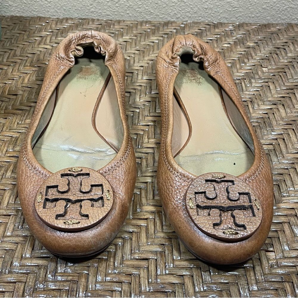 Tory Burch Tumbled Leather Medallion Ballet Flats
Size: 8.5